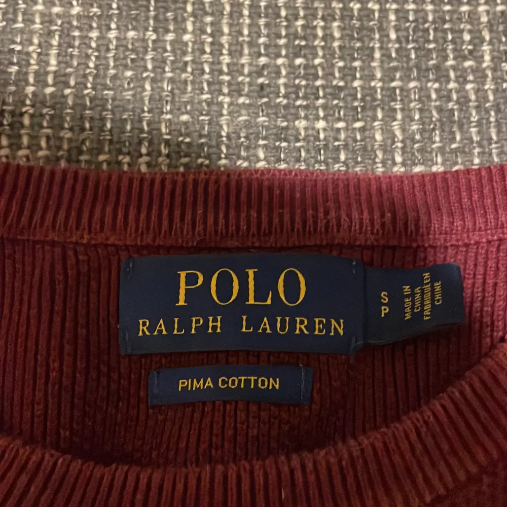 Tja. Säljer nu en riktigt trendig Ralph lauren tröja i färgen vinröd. Skick 9/10. Inga defekter. Tveka inte att höra av dig vid minsta fundering.♠️. Tröjor & Koftor.