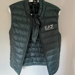 EA7 väst i grön - Mycket fin EA7 väst som är använd fåtal gånger och är i storlek M.