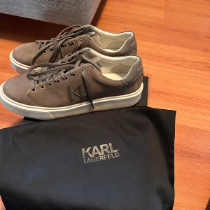 Karl Lagerfeld sneakers - Säljer ett par Karl Lagerfeld sneakers i storlek EU 44, använda fåtal gånger och är i väldigt bra skick. Ny pris är ca 2800-3000kr. Sko kartong plus sko påsen ingår. Hör av dig vid frågor eller funderingar! Pris kan diskuteras!