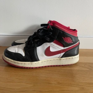 Jordan 1 gym red - De är ganska slitna, men de funkar. Jag köpte de helt nya för 2500. Priset går såklart att diskutera där av effekterna på skorna. Skriv privat för fler bilder. 