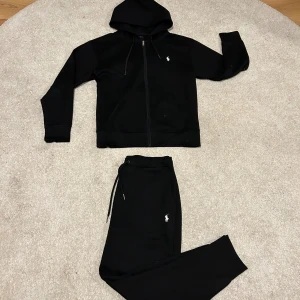 Ralph Lauren dress - Säljer min fina Ralph Lauren dress då den inte längre kommer till användning, mycket bra skick. Storlek M! Skriv för mer information!