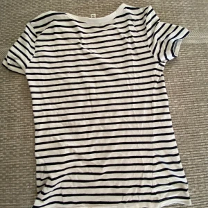 Randig t shirt  - Bra skick storlek s  svart vit randigt mönster 