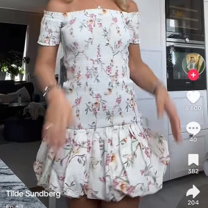 klänning - säljer min super söta klänning ifrån hm som är helt slutsåld! den är bara använd en gång och är i storlek S men passar även Xs. är öppen för prisförslag💞💞bilden är lånad!