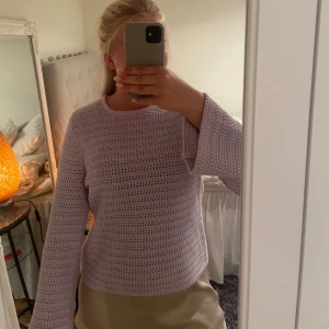 Fin lila stickad/virkad tröja med utsvängda armar - I princip oanvänd superfin stickad/virkad tröja ifrån Lindex i storlek small, men passar även de som har medium i storlek.