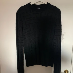 Hugo Boss Monogram tröja  - Detaljrik, Monogram tröja från Hugo Boss.  Nyskick, använd endast 3 ggr.  Inget slitage. Unik! 
