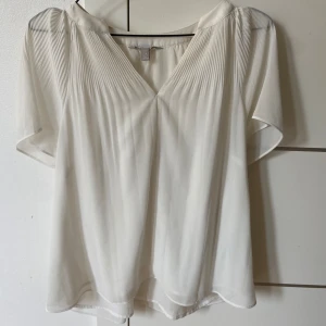 Vit blus - Säljer denna jätte gulliga blusen från hm. I storlek M