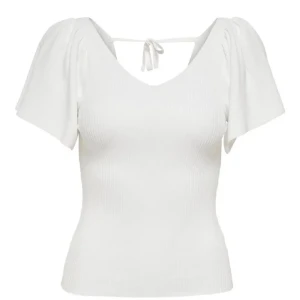 Söt topp - Säljer denna söta toppen. Den är väldigt stretchig så passar bra på💗