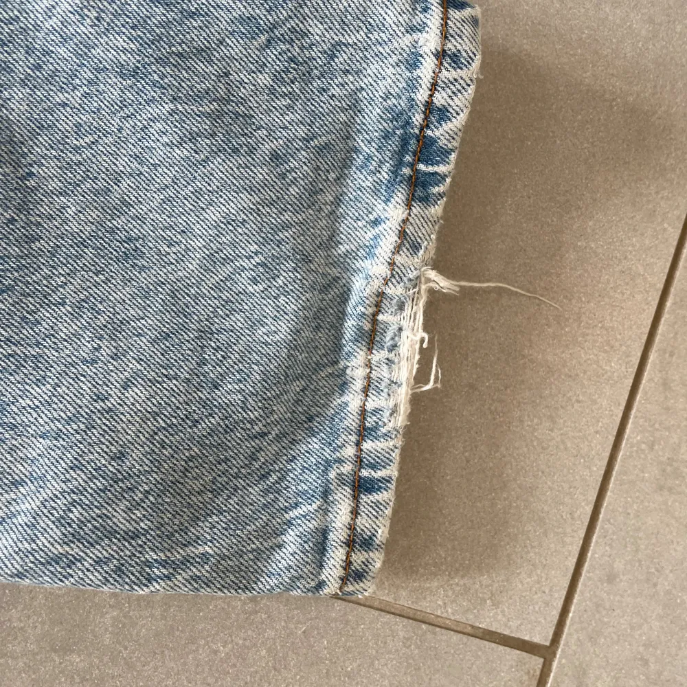 Lindex byxor i bra skick förutan att i slutat av byxan är den lite trasig men annars inget  Tar byten👍✅. Jeans & Byxor.