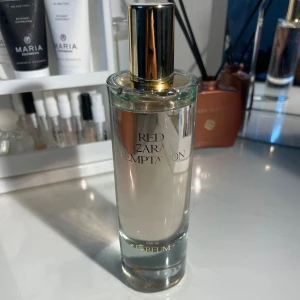 Zara - En jätte god doft som påminner mig extremt mycket om parfymen cloud!!😊😊 använd 5 gånger MAX!! och håller jätte länge original pris 230 kr😊😊😊