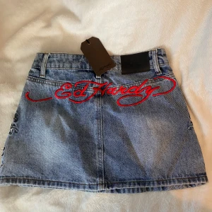 Ed Hardy kjol - Helt ny ed Hardy kjol, endast testad, tagg är fortfarande kvar. Säljer på grund av att den var för liten. Nypris: 978kr