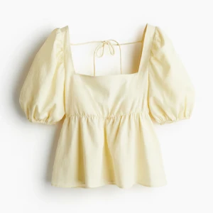 ljusgul topp med öppen rygg - säljer världens sötaste topp då jag inte använder den. den är i nyskick, helt oanvänd. kom privat vid bildbevis eller funderingar. 