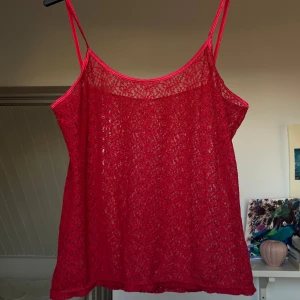 Rött linne i spets  - Ett väldigt fint spetslinne med en djup, röd färg. Tyget är ganska genomskinligt vilket kan vara bra att veta ❤️ Ganska stretchigt material, så den passar många storlekar. Jag är vanligtvis S/M men denna är i L, passar mig bra dock. 