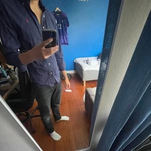 Mörkblå  Ralph Lauren sjäkjorta  - En skjorta i bra skick som jag har växt ut