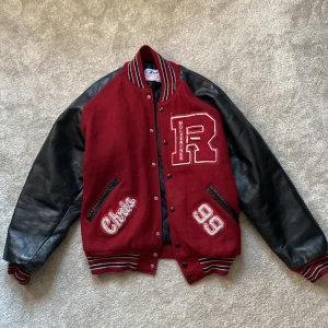 Highschool jacket - Highschool jacket Storlek M Tung med läderarmar 