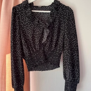 Prickig blus - Jättefin svart blus med vita prickar, den är använd med i fint skick. Passar till mycket. 