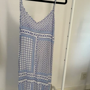 By Malina klänning 💙🤍💙 - Helt ny by Malina klänning i storkel S. Klänningen är sann i storlek. 💗  Klänningens ordinarie pris är 2700kr och jag säljer den  för 700kr 💗😊