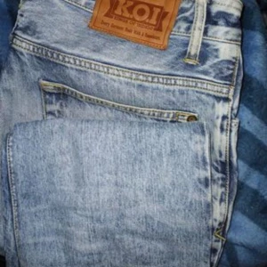 Jeans KOI modell Clovis strl 32x32 - Jeans KOI modell Clovis strl 32x32. Sparsamt använda.