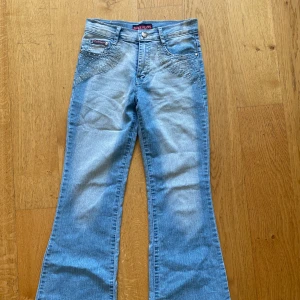 Lowwaist bootcut jeans  - Jättesnygga jeans från Yukejeans med detaljer på fickorna!🩷
