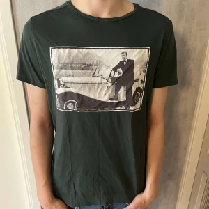 Limitato T-shirt  - Säljer nu denna gröna limitation T-shirt i storleken M. Moddelen på bilden är 184cm lång och väger 70kg. Tveka inte på att kontakta oss vid frågor eller funderingar. PS pris kan gå ner vid snabb affär🙌🔥👑