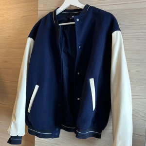 Collegejacka  - Baseballjacka/collegejacka. Från hm köpt förra året för runt 450. Storlek s men som en m-l för den är oversize. SE ANDRA BILD FÖR lite skavanker. Därav priset. ❤️