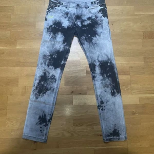 Diesel Jeans - Säljer dessa diesel jeansen som har en fet design och är i väldigt bra skick! Det är bara att skriva vid funderingar eller liknande 