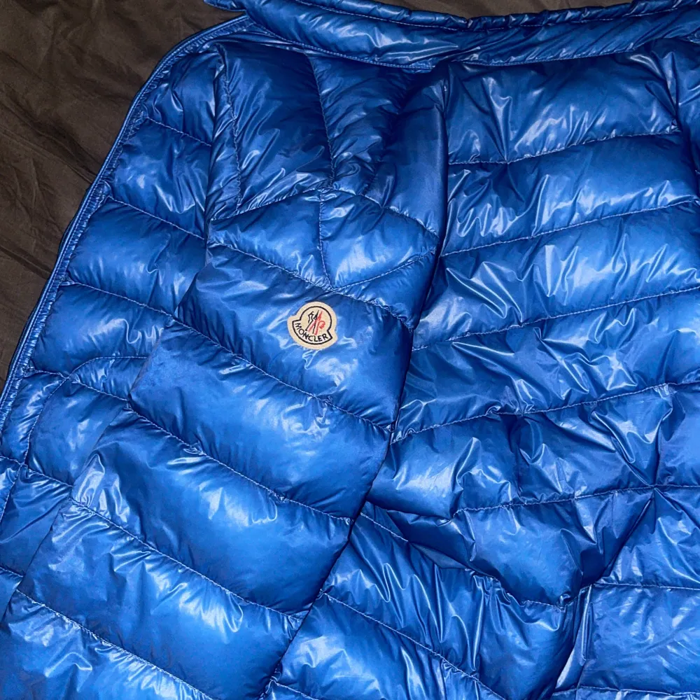 En väldigt fin moncler jacka som säljs pga av nya köp, väldigt fin modell och färg som sticker ut med alla andra färger. För att förstå lättare det passar individ från 180 till 190 cm. Finns inga fel på den, rökfri och allt. Nypris 11,000.. Takit.