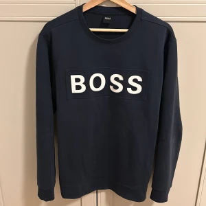 Boss tröja  - Säljer en superfin Boss tröja tröja i väldigt bra skick. Storlek M, skriv för intresse!