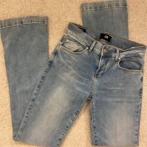 Bootcut jeans LTB - Jättesnygga LTB jeans! I nyskick då jag inte använt dem mer än två gånger, original priset på byxorna ligger runt 600kr men säljer för 350kr!  Storlek 25/32, jag är 167 cm och skulle säga att de passar även för dig som är något längre!💛 