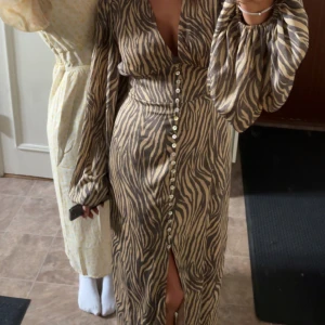 adoore kläning  - nyskik använt 2-3 gånger, är normalt stolek 36 men den passar väldigt bra på mig