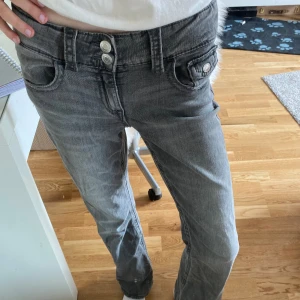 Gråa bootcut jeans 🩶 - säljer dessa så snygga lågmidjade jeans från Gina Young! 😇😍 säljer då de är för korta för mig 💖 använt endast 1-2 ggr så i bra skick! *måtten är ca* Innerbenslängd: 75cm Midjemått rakt över: 32cm