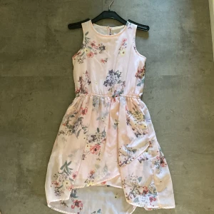 Fin sommarklänning - Fin ljusrosa sommarklänning från Kapphal i stl 140