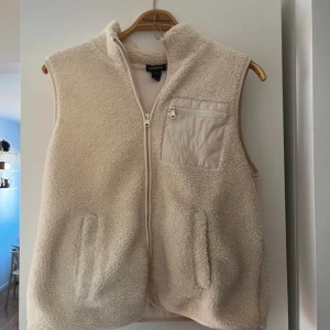 Teddy väst Lindex  - Fin pileväst från Lindex som inte används. Knappt använd. 