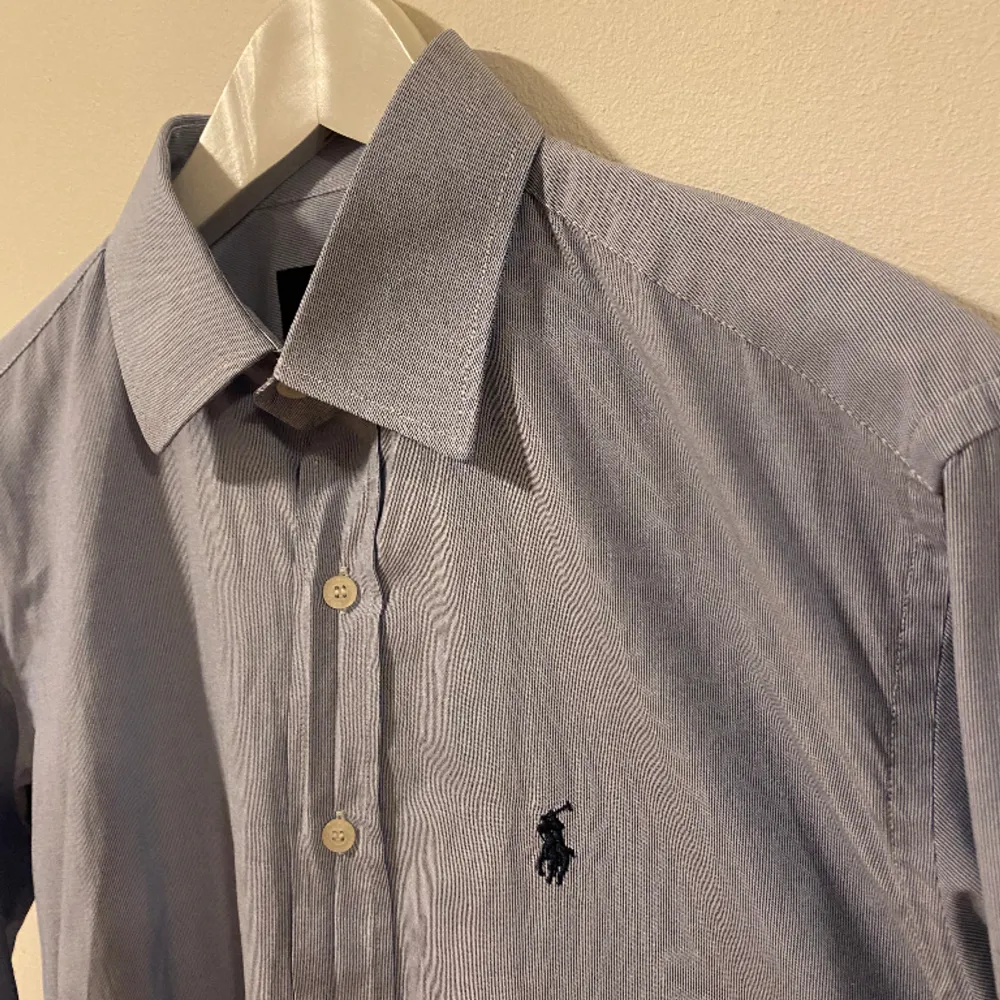 Tjena! Säljer nu min lite tunnare ralph lauren skjorta i denna blå/vit ish randiga färg. Skicket är fint och då den är lite tunnare passar den perfekt till sommaren 👌 ☀️. Storlek M.. Skjortor.