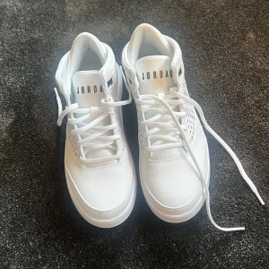 Jordan Flight - Säljer dessa feta jordan flights då dem är för små och inte kommer till användning, skick: 10/10 inga defekter bara smutsiga sulor. Använda en gång och är storlek 42,5. Priset är ej hugget i sten, hör av vid frågor eller mer bilder!