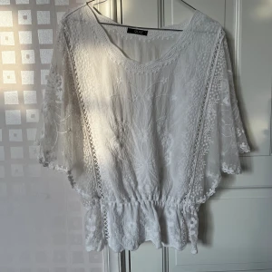 Blus - Jätte fin kortärmad blus med as coola ärmar, jätte fin till sommaren. Köpt på Vinted men tyvärr lite stor och har därför inte kunnat komma till användning💞