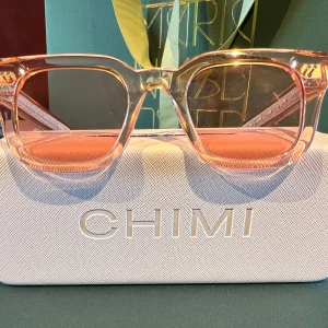 Chimi glasögon - Säljer dessa skiit snygga chimis i färgen medium pink! Super najs nu till sommaren och våren🥰 PRIS KAN DISKUTERAS VID SNABB AFFÄR.