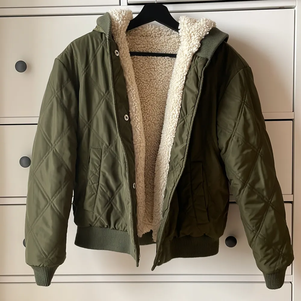 Brand: Zara Size : 36/ small Reversible green jacket with buket hat set with color of jacket . Jackor.