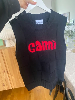 Ganni väst  - Stickad Ganni väst med knappar på axeln. Storlek S.  Endast använd några gånger så i bra skick. 