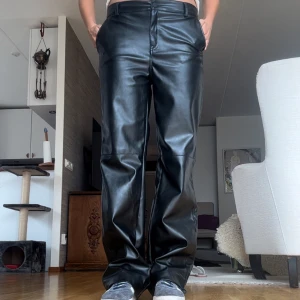 Skinnbyxor  - Superfina skinnbyxor från Pull & bear i storlek 38! Varsamt använda💓