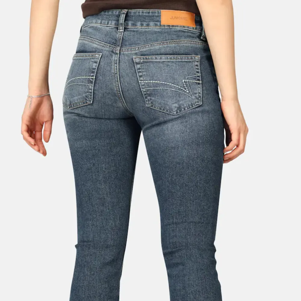 fina detaljer på fickan, lågmidjade och bootcut (bilderna är inte mina, men de är helt oanvända). Jeans & Byxor.