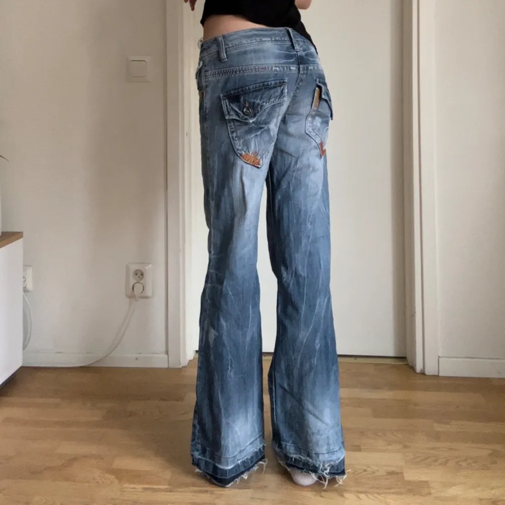Low waist bootcut jeans med så snygga fickor! Långa och med cool wash och detaljer. Hör av vid frågor!💗 möts gärna upp i Stockholm, annars tillkommer frakt☀️🤍. Jeans & Byxor.