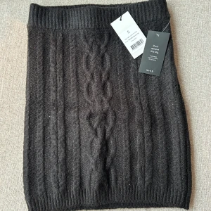 Stickad Kjol  - Säljer min stickade kjol ifrån NA-KD den är aldrig använd prislappen finns kvar storleken är s.  