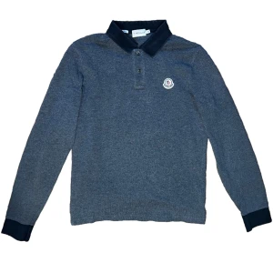 Moncler Polo Long Sleeve - - Mörkgrå - Storlek: Small - Fint skick (9/10) - Nypris: 2600 SEK