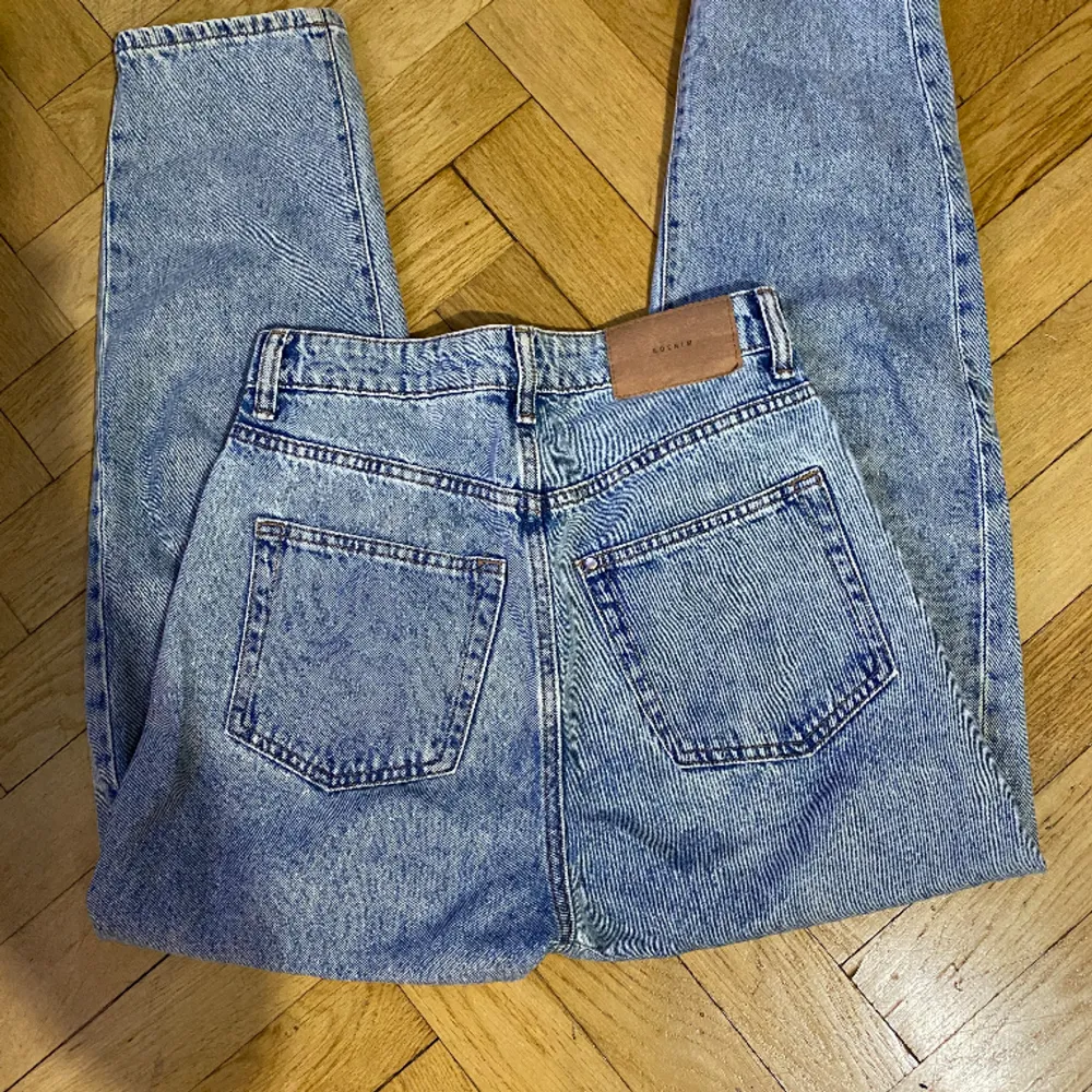 Loose mom jeans från H&M. Finns en liten svag fläck vid gylf. Har själv inte märkt det tidigare. Säljes då de är för stora för mig. . Jeans & Byxor.