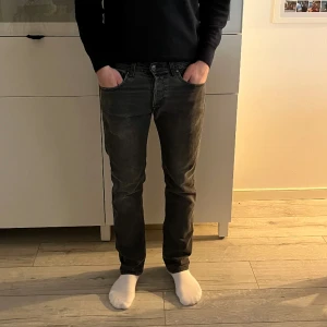 Replay jeans  - Snygga Replay jeans i modellen Grover   Storleken är 32  Bra skick och inte mycket använda dock en liten fläck på högre benet men syns knappt  Ny pris ca 1200  Mitt pris 400
