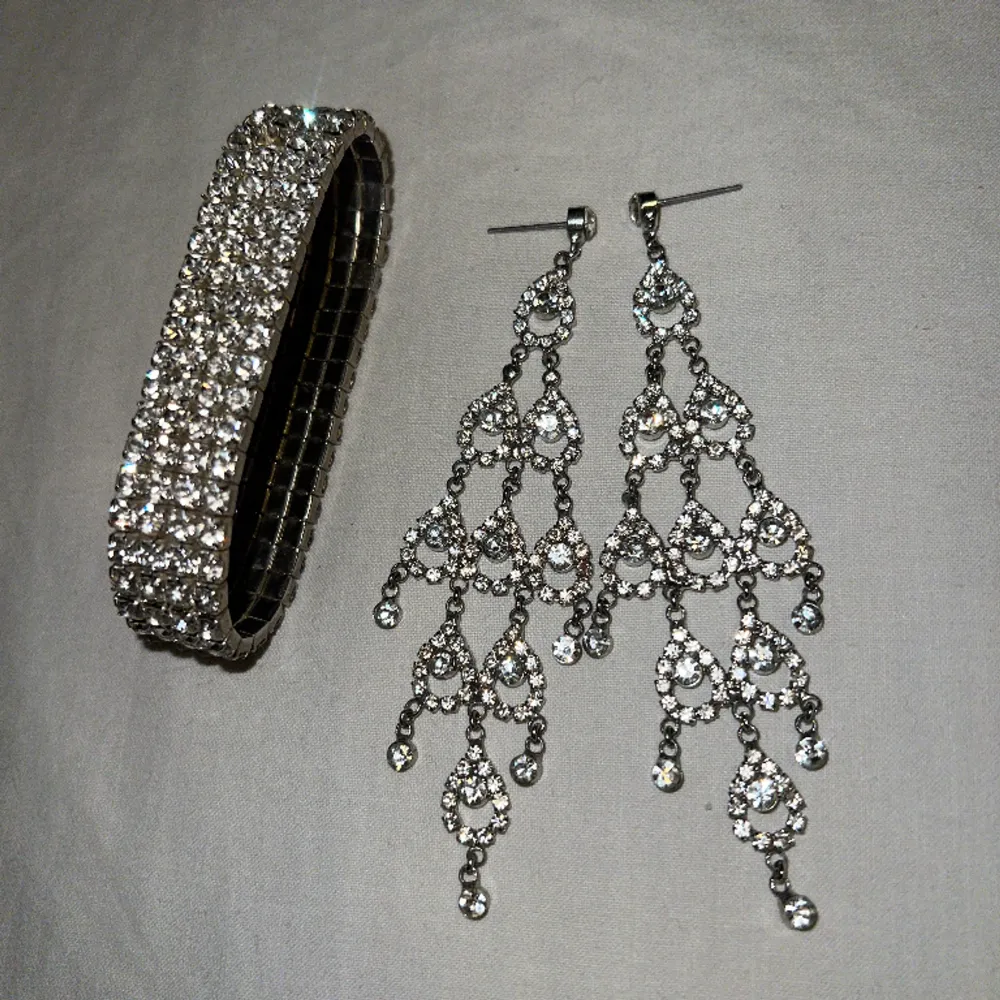 Säljer dessa fina silversmycken, använda en gång vid bröllop. Inköpta på glitter för 349:- Säljer för 150❤️. Accessoarer.