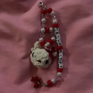 Liten charm/keyring med texten ”Hello Kitty” + en liten virkad Hello Kitty! 30 kr + 18 kr frakt, köp nu går också bra! 💖