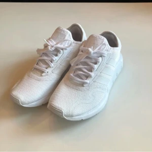 Adidas Skor - Vita Skor från Adidas i storlek 42. Köparen står för frakten🥰❤️