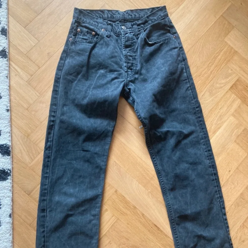 sjukt snygga svarta levis 501 jeans, köpta på vinted och i väldigt bra skick💓. Jeans & Byxor.