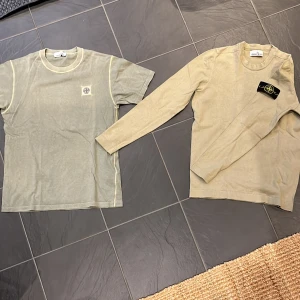 Stone Island T-shirt och Stone Island Sweatshirt - Två olika nyanser av ljusgrön/oliv. Skick 8,5/10 med en liten söm som låssat på insidan av t-shirten.  Båda ingår i priset!